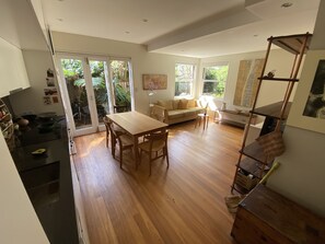 Living area - Bronte: beautiful, 2-bedroom apartment, 7-minute walk to beach (Bronte)