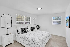 4 bedrooms, desk, iron/ironing board, travel cot - Amazing House Pool/Grill/Beach 15 min (Miami)