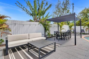 Outdoor dining - Amazing House Pool/Grill/Beach 15 min (Miami)