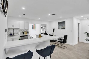 Fridge, microwave, oven, stovetop - Amazing House Pool/Grill/Beach 15 min (Miami)