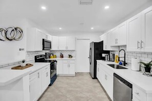 Fridge, microwave, oven, stovetop - Amazing House Pool/Grill/Beach 15 min (Miami)