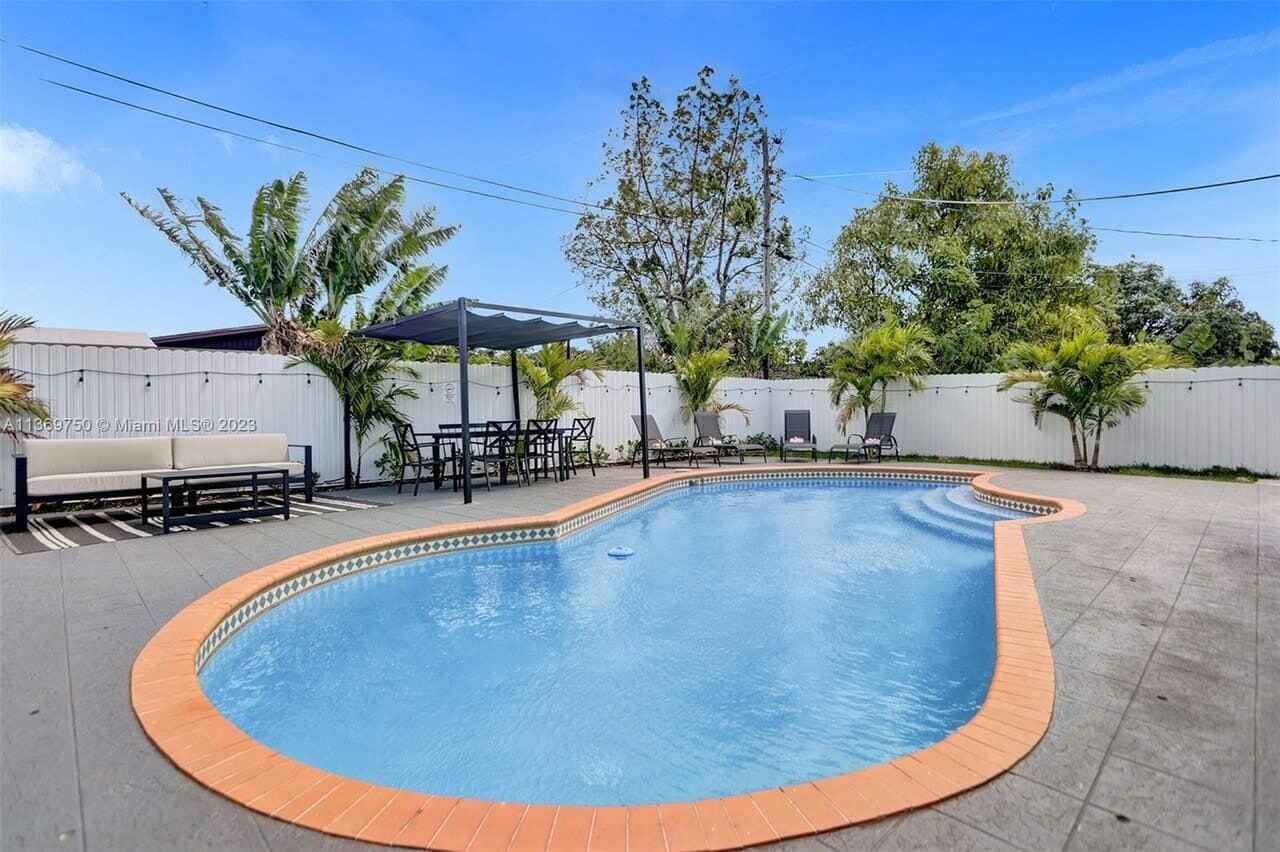 Beautiful Luxury Home Pool/Grill/Beach 15 min