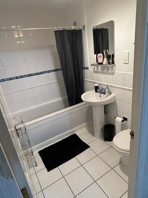 Appartement | Salle de bain | Baignoire et douche séparées, baignoire relaxante profonde