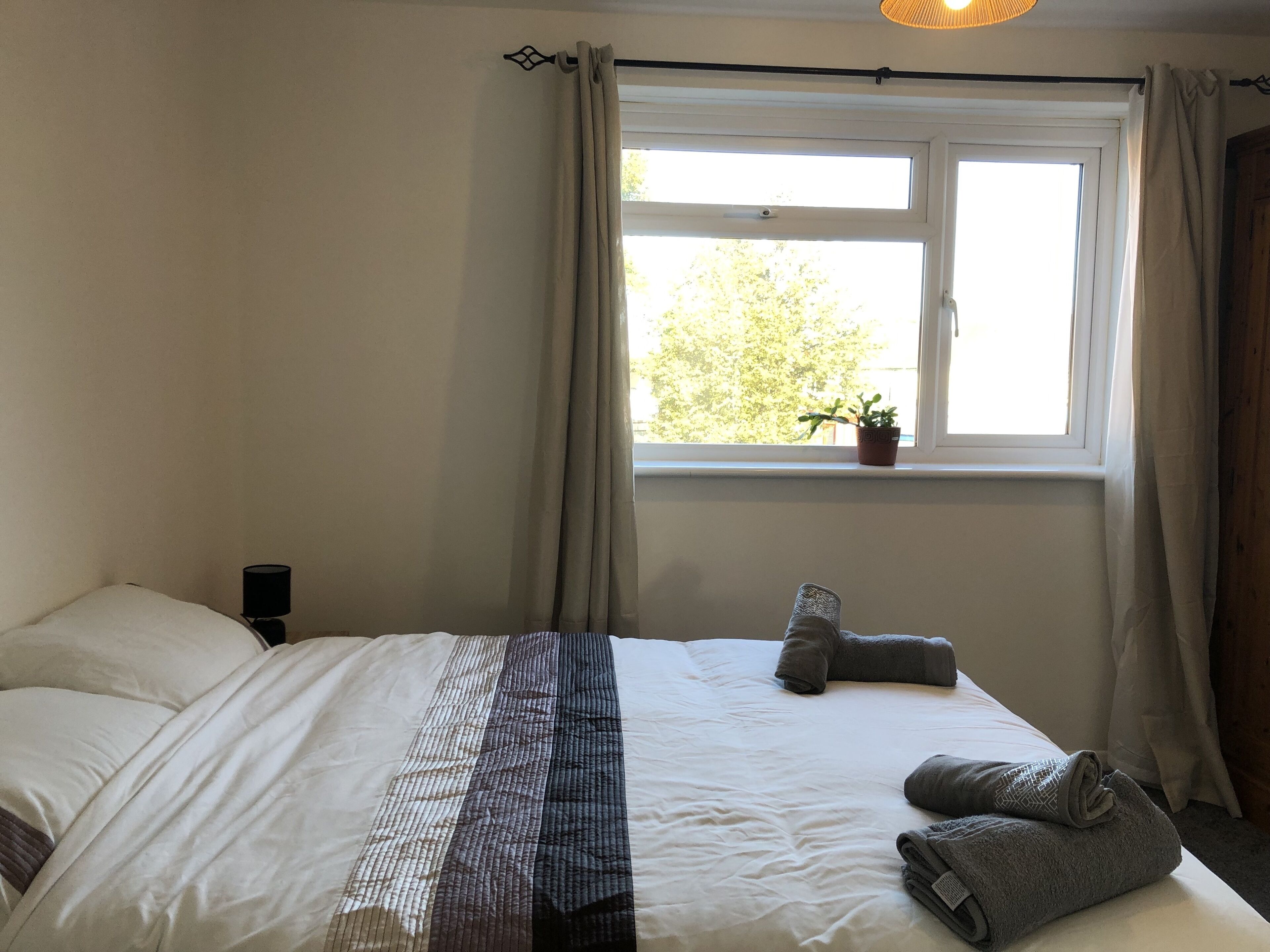 2 bedrooms, desk, iron/ironing board, WiFi