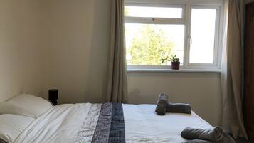 2 dormitorios, escritorio, tabla de planchar con plancha y wifi