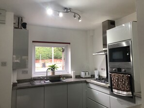 Kjøleskap, mikrobølgeovn, ovn og kokeplater