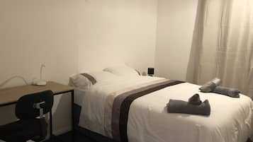 2 bedrooms, desk, iron/ironing board, WiFi