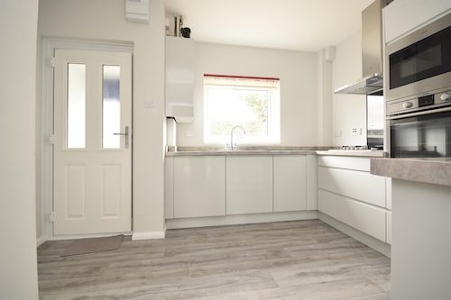 Comfy modern townhouse/w free parking & garden, newly refurbished, self catering