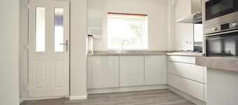 Comfy modern townhouse/w free parking & garden, newly refurbished, self catering