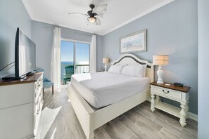 3 bedrooms, iron/ironing board, free WiFi, bed sheets - Direct beachfront! Penthouse, VIP parking!. Beach Chairs Included. 2 king brs. (Panama City Beach)
