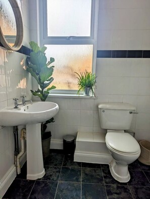 Hårtørrer, håndklæder, Sæbe, Toiletpapir