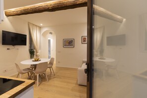 舒适公寓 | 起居区 | 43-英寸智能电视（配备数码频道）