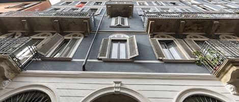 Un edificio con varios balcones, amplias ventanas en arco y el número 50 destacado en la fachada.