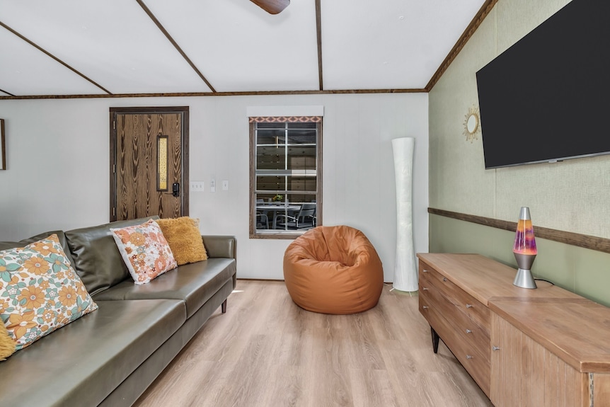 Groovy Guest House Walkable To Downtown Black Mtn - Black Mountain, NC