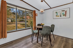 Dining - Groovy Guest House Walkable to Downtown Black Mtn (Black Mountain)