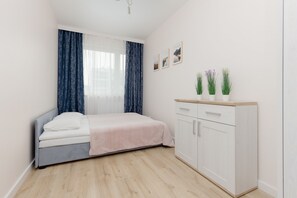 1 bedroom, bed sheets - Cozy Apartment Lopuszanska by Renters (Warsaw)