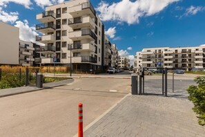 Free self-parking - Cozy Apartment Lopuszanska by Renters (Warsaw)