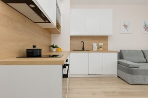 Microwave, dishwasher, cookware/dishes/utensils - Cozy Apartment Lopuszanska by Renters (Warsaw)