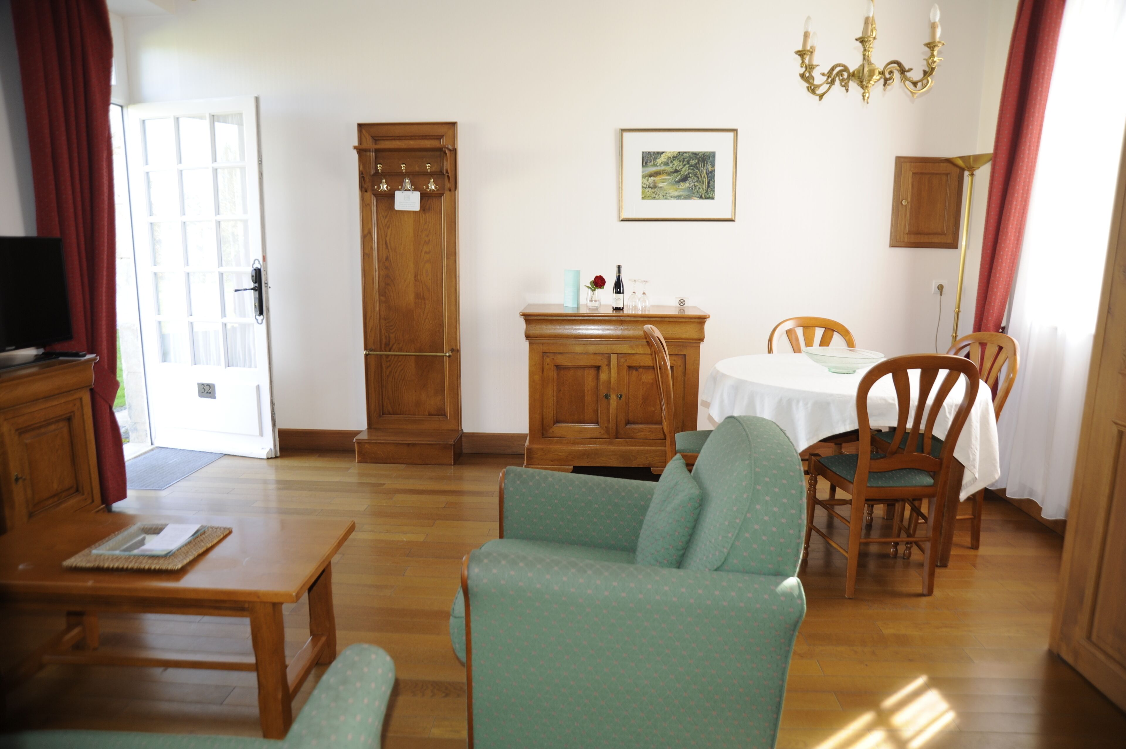 Ein Wohnzimmer mit Holztisch, einer Couch und einem Essbereich mit Stühlen und Tisch.