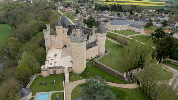 A castle with multiple towers, a courtyard, and a swimming pool. - Hapimag Château de Chabenet (Le Pont-Chretien-Chabenet)