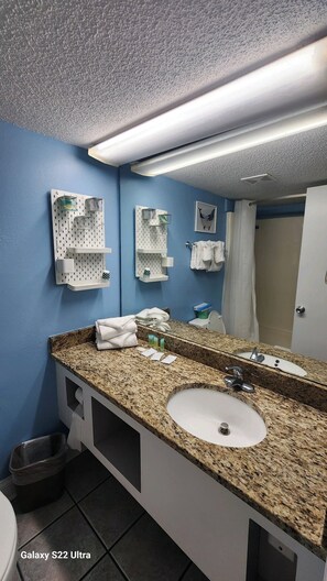 Shower, towels, shampoo - Oceanfront Efficiency T406 (Myrtle Beach)