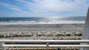 On the beach - Oceanfront Efficiency T406 (Myrtle Beach)