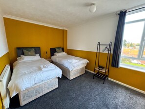 3 slaapkamers, een strijkplank/strijkijzer, reisbedje, wifi