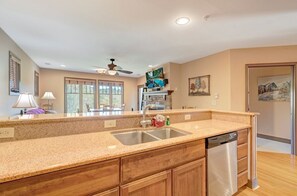 Een vaatwasser, een koffiezetapparaat/waterkoker