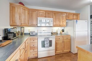 Dishwasher, coffee/tea maker, cookware/dishes/utensils, dining tables