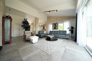 Télévision LCD de 32 pouces avec chaînes par câble