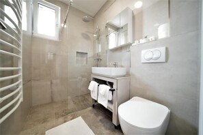 Een douche, een haardroger, handdoeken, shampoo