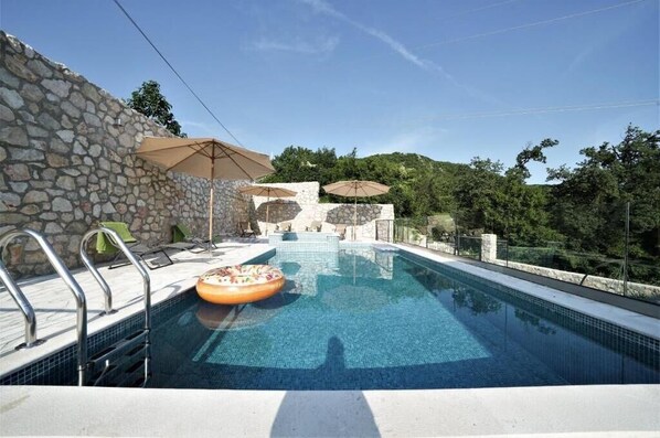 Piscine extérieure (ouverte en saison)