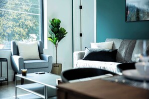 TV, fireplace, books, offices - Ski & Tee Retreat - Bright Three Bedroom + Hot Tub (Revelstoke)