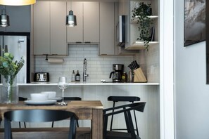 Dining - Ski & Tee Retreat - Bright Three Bedroom + Hot Tub (Revelstoke)