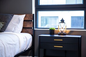 3 bedrooms, WiFi, bed sheets - Ski & Tee Retreat - Bright Three Bedroom + Hot Tub (Revelstoke)