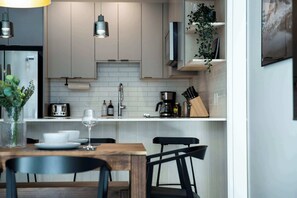 Dining - Ski & Tee Retreat - Bright Three Bedroom + Hot Tub (Revelstoke)