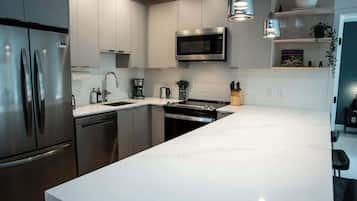 Coffee/tea maker, fridge, microwave, oven
