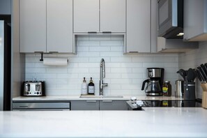 Fridge, microwave, oven, stovetop - Ski & Tee Retreat - Bright Three Bedroom + Hot Tub (Revelstoke)