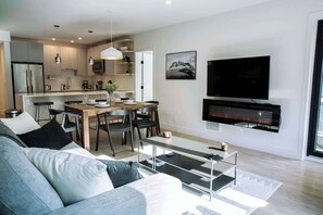 TV, fireplace, offices - Ski & Tee Retreat - Bright Three Bedroom + Hot Tub (Revelstoke)