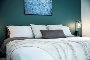 3 bedrooms, WiFi, bed sheets - Ski & Tee Retreat - Bright Three Bedroom + Hot Tub (Revelstoke)