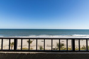 On the beach - Beach Retreat Oceanfront King Room 4th Floor (Myrtle Beach)