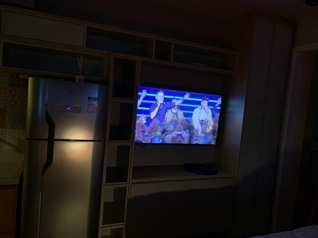 Keittiössä on sisäänrakennettu jääkaappi ja seinälle asennettu litteänäyttöinen televisio.