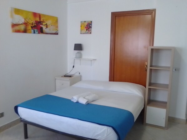 1 chambre, fer et planche à repasser, Wi-Fi, literie fournie