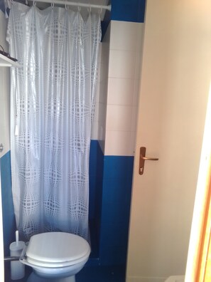 Secadora de cabello, toallas, jabón, papel de baño 