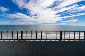 På stranden