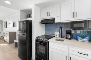 Frigorífico, microondas, horno y placa de cocina
