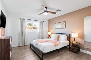 3 Schlafzimmer, Schreibtisch, Bügeleisen/Bügelbrett, Reisekinderbett