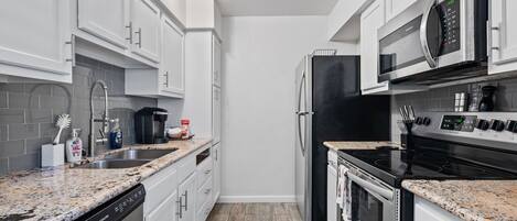 Kjøleskap, mikrobølgeovn, ovn og kokeplater