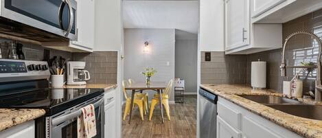 Frigorifero, microonde, forno, piano cottura