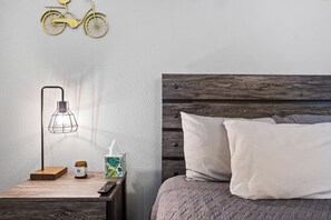 2 bedrooms, desk, iron/ironing board, WiFi - OldTown Scottsdale, 1BR Cozy Condo (Scottsdale)